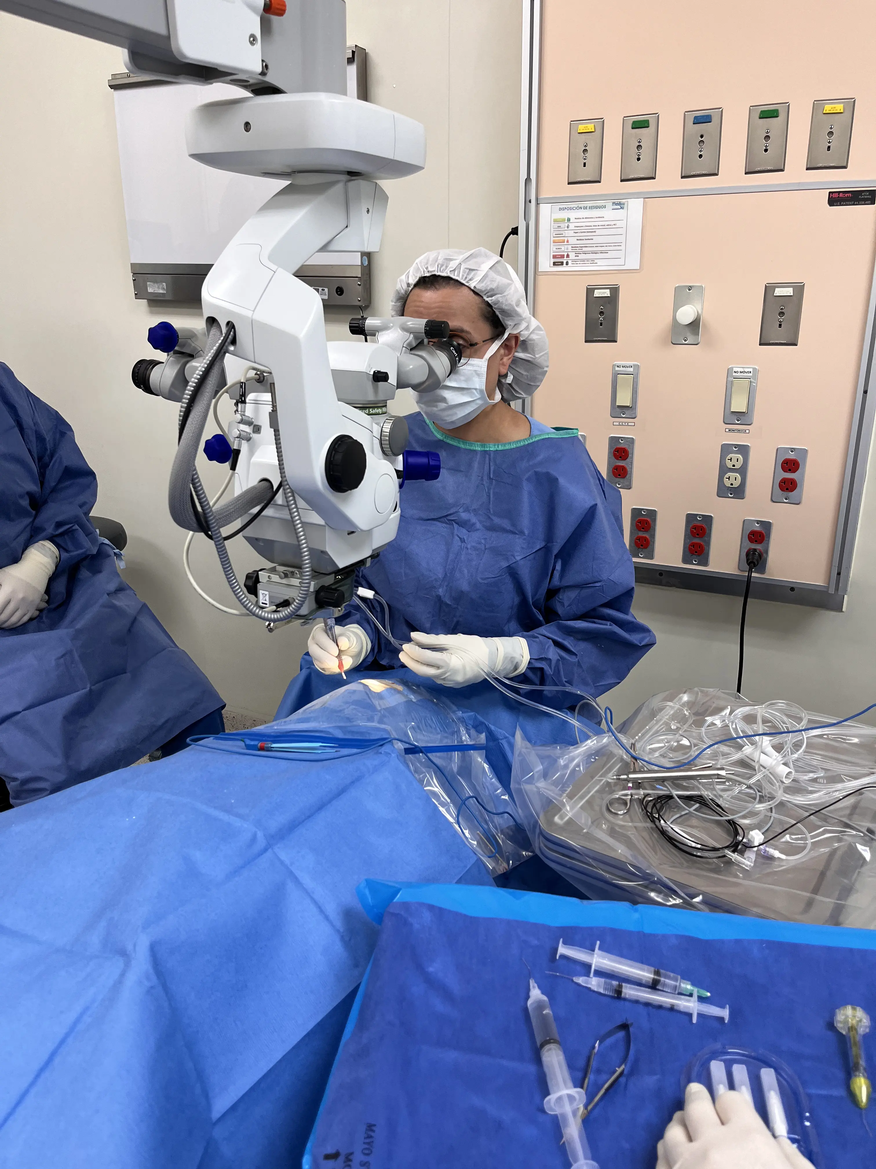 Imagen referencial de oftalmóloga realizando cirugía ocular